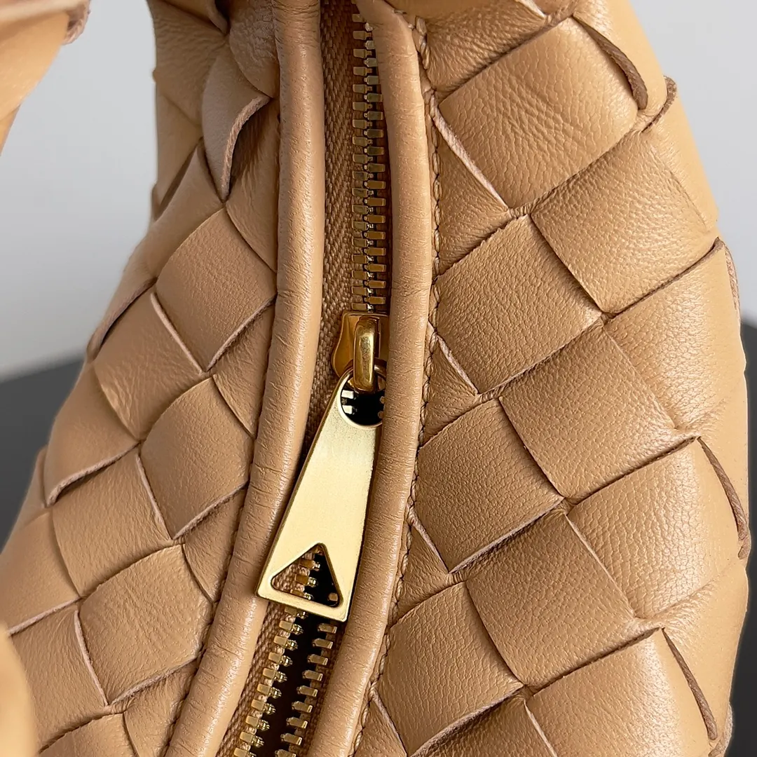 Batch 1080 BV super mini JODIE handbag, dumpling bag, braided knotted bag, simple, fashionable and super cute🍒Every color is high-end. It is a smaller version of the original mini version🤣It can only hold cuteness🍓🍓The upper body is fashionable and romantic. The fashionable bags created by Daniel Lee are really more and more favored by street experts. Style number: 730828 Size: 17*16*6.5